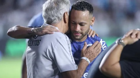 Neymar Jr. jogador do Santos durante aquecimento antes da partida contra o Botafogo-SP no estádio Vila Belmiro pelo campeonato Paulista 2025. Foto: Reinaldo Campos/AGIF