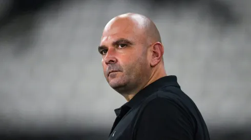 Carlos Leiria concedeu entrevista após a derrota do Botafogo. Foto: Thiago Ribeiro/AGIF