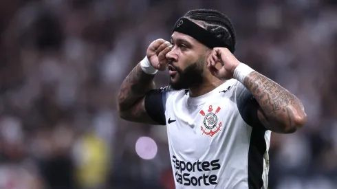 Memphis Depay jogador do Corinthians comemora seu gol – Foto: Marcello Zambrana/AGIF