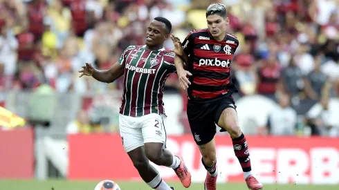 Jhon Arias, jogador do Fluminense disputa lance com Ayrton Lucas jogador do Flamengo durante partida no estadio Maracana pelo campeonato Carioca 2025.