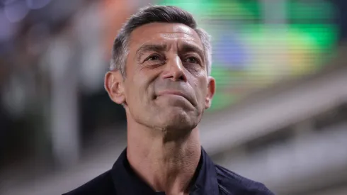 Pedro Caixinha acompanha equipe – Foto: Ettore Chiereguini/AGIF