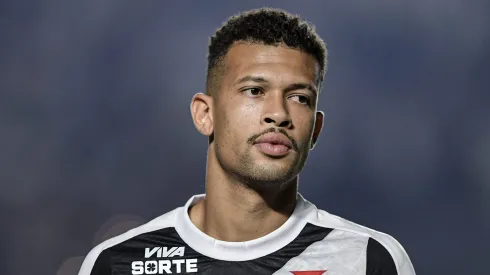 João Victor bate boca com torcida após empate