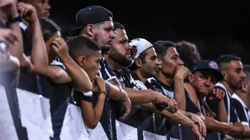 Torcida do Corinthians durante partida contra Velo Clube – Foto: Marcello Zambrana/AGIF