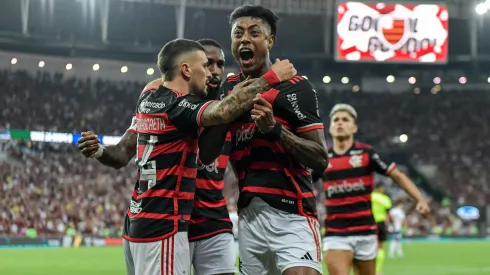 Arrascaeta jogador do Flamengo comemora seu gol com Bruno Henrique jogador da sua equipe durante partida contra o Bahia no estadio Maracana pelo campeonato Copa do Brasil 2024.