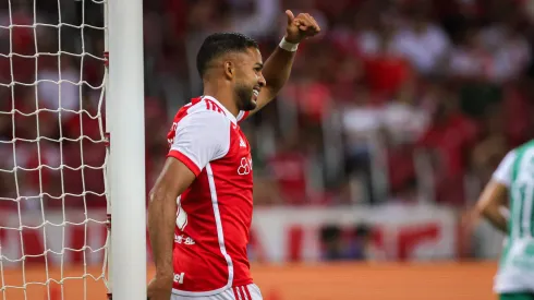 Jogador do Internacional lamenta durante partida – Foto: Maxi Franzoi/AGIF