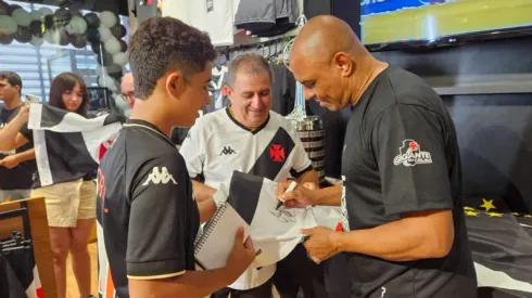 Donizete Pantera foi celebrado por vascaínos em tarde de autógrafos em São Luís