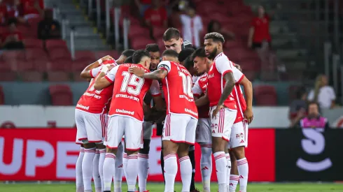 Jogadores do Internacional antes da partida contra Avenida no estádio Beira-Rio pelo campeonato Gaúcho 2025. Foto: Maxi Franzoi/AGIF