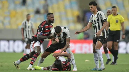 Gerson jogador do Flamengo briga com Barboza jogador do Botafogo durante partida no estadio Maracanã pelo Campeonato Carioca 2025