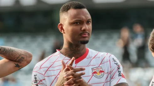 Luan Cândido jogador do Bragantino durante execução do hino nacional antes da partida contra o Grêmio no estádio Couto Pereira pelo campeonato Brasileiro A 2024.