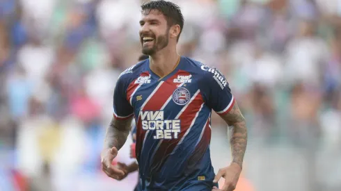 Everaldo jogador do Bahia comemora seu gol com jogadores do seu time durante partida contra o Porto SC no estádio Arena Fonte Nova pelo campeonato Baiano 2025.