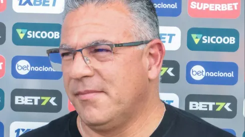 Luizinho Vieira durante partida quando dirigia o Brusque, em 2024.