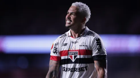 Luciano, do Sao Paulo, comemora assistência em gol de Oscar durante partida contra o Corinthians no Morumbi pelo Campeonato Paulista 2025. Foto: Ettore Chiereguini / AGIF