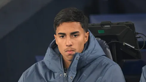 Vitor Reis no banco de reservas do City – Foto:Michael Regan/Getty Images