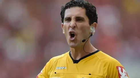 Daniel Nobre Bins fala de lances polêmicos no Gre-Nal – Foto: Thiago Ribeiro/AGIF