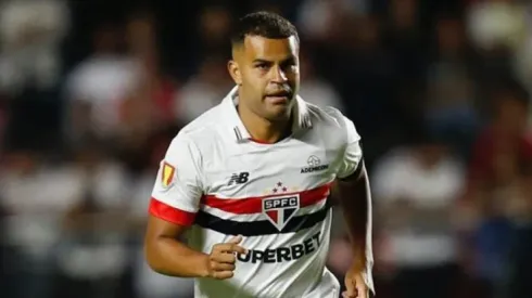Alisson, volante do São Paulo possuiu um histórico recorrente de lesões e agora com novo indício de trauma muscular pode ser desfalque contra o Ponte Preta