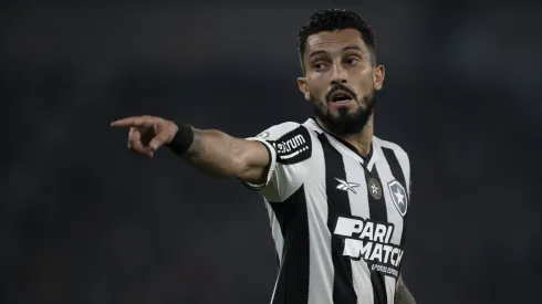 Alex Telles em partida pelo Botafogo. Foto: Jorge Rodrigues/AGIF