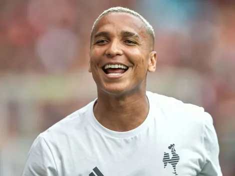 Deyverson ri de Gabriel Menino em turbulência em voo do Galo