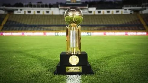Troféu da Recopa Sul-Americana – Foto: Reprodução/Conmebol