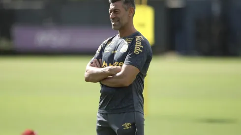 Caixinha técnico do Santos durante treino no Centro de Treinamento CT Rei Pelé, nesta segunda feira (13). Foto: Reinaldo Campos/AGIF