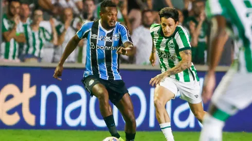 RS – CAXIAS DO SUL – 05/02/2025 – GAUCHO 2025, JUVENTUDE X GREMIO – Jean Carlos jogador do Juventude disputa lance com Edenilson jogador do Gremio durante partida no estadio Alfredo Jaconi pelo campeonato Gaucho 2025. Foto: Luiz Erbes/AGIF