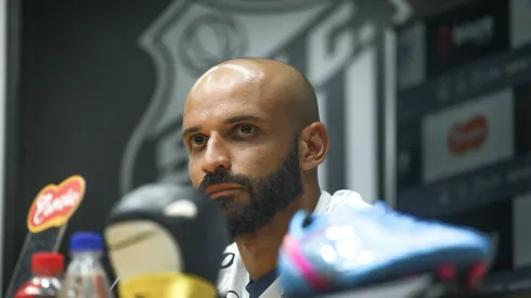 Thaciano durante sua apresentação oficial como jogador do Santos em coletiva de imprensa realizada na Vila Belmiro, nesta quarta feira (15). Foto: Reinaldo Campos/AGIF