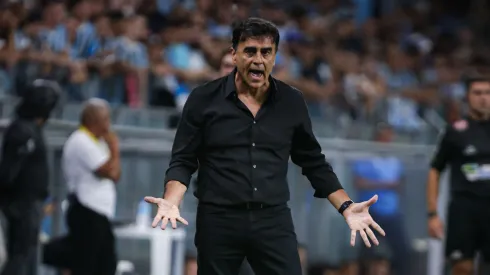 Quinteros foi firme nas cobranças ao elenco do Grêmio. Foto: Maxi Franzoi/AGIF