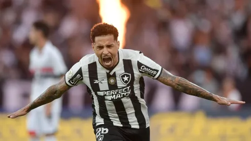 RJ – RIO DE JANEIRO – 08/12/2024 – BRASILEIRO A 2024, BOTAFOGO X SAO PAULO – Gregore jogador do Botafogo comemora seu gol durante partida contra o Sao Paulo no estadio Engenhao pelo campeonato Brasileiro A 2024. Foto: Thiago Ribeiro/AGIF
