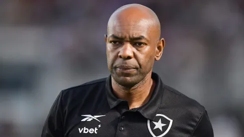 Cláudio Caçapa durante partida entre Vasco e Botafogo, em São Januário, pelo Campeonato Carioca.