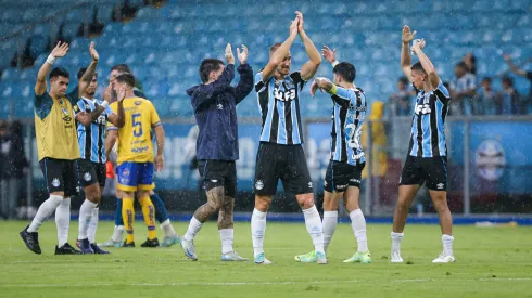 Jogadores do Grêmio comemoram vitória ao final da partida contra o Pelotas na Arena do Grêmio pelo Campeonato Gaúcho 2025. Foto: Maxi Franzoi / AGIF