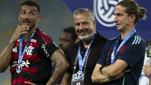RJ – RIO DE JANEIRO – 22/02/2025 – CARIOCA 2025, FLAMENGO X MARICA – Danilo jogador do Flamengo comemora titulo com Jose Boto diretor de futebol e Filipe Luis tecnico da sua equipe apos partida contra o Marica no estadio Maracana pelo campeonato Carioca 2025. Foto: Jorge Rodrigues/AGIF