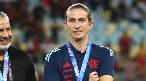 Filipe Luís é informado sobre decisão do Vasco