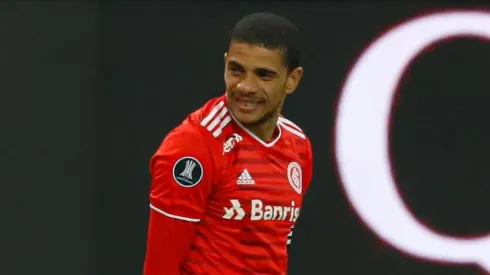 Taison movimentou a torcida do Colorado.