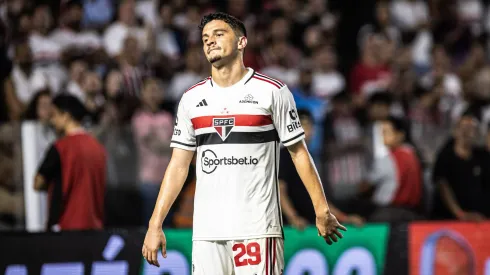 Pablo Maia jogador do São Paulo durante partida contra o Bragantino no estádio Vila Belmiro pelo campeonato Brasileiro A 2023. Foto: Abner Dourado/AGIF