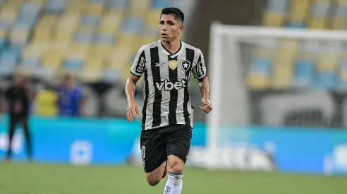 RJ – RIO DE JANEIRO – 12/02/2025 – CARIOCA 2025, FLAMENGO X BOTAFOGO – Savarino jogador do Botafogo durante partida contra o Flamengo no estadio Maracana pelo campeonato Carioca 2025. Foto: Thiago Ribeiro/AGIF