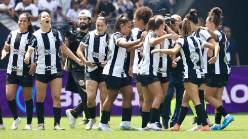 Jogadoras do Corinthians comemoram vitória ao final da partida contra o São Paulo no estádio Arena Corinthians pelo campeonato Brasileiro A Feminino 2024. Foto: Marcello Zambrana/AGIF