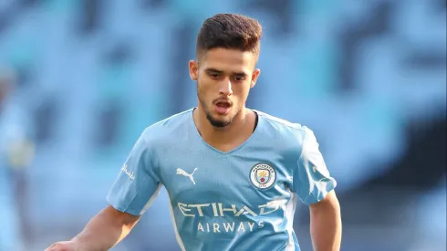 Yan Couto no Manchester City (Photo by Lewis Storey/Getty Images)