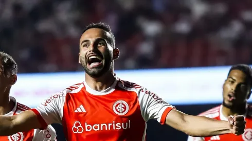 Thiago Maia comemorando gol com a camisa do Interncional.