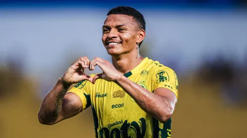 Negueba comemorando gol marcado contra o Guarani.