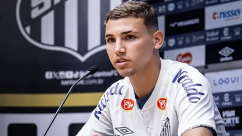 Deivid Washington foi apresentado no Santos. Foto: Raul Baretta/Santos FC