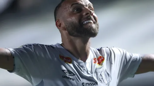 Guilherme jogador do Santos comemora seu gol durante partida contra o Agua Santa no estádio Vila Belmiro pelo campeonato Paulista 2025. Foto: Reinaldo Campos/AGIF