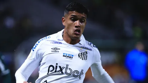 Lucas Barbosa jogador do Santos durante partida contra o Palmeiras no estádio Arena Allianz Parque pelo campeonato Brasileiro A 2022.