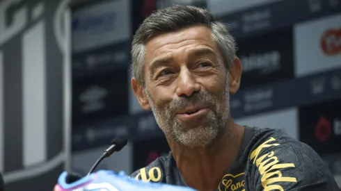 Pedro Caixinha técnico do Santos durante coletiva de imprensa realizado no estadio Vila Belmiro, nesta terca feira (07). Foto: Reinaldo Campos/AGIF