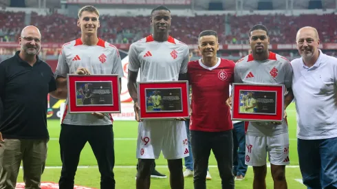 Jovens campeões sul-americanos sub-20 recebe homenagens do ídolo D'Alessandro