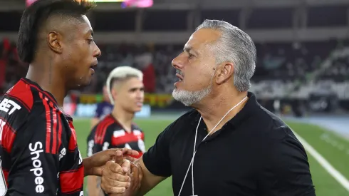 José Boto se reuniu com comissão técnica nesta 2ª para definir estratégia contra Vasco no fim de semana – Fotos: Gilvan de Souza/Flamengo