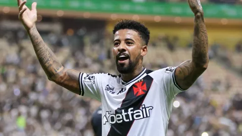 Paulinho comemorando gol durante partida entre Vasco e Madureira, na Arena da Amazônia, pelo Campeonato Carioca.