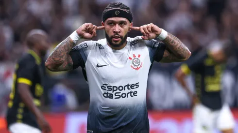 Memphis Depay jogador do Corinthians comemora seu gol durante partida contra o São Bernardo no estádio Arena Corinthians pelo campeonato Paulista 2025.