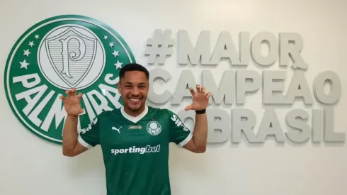 Vitor Roque em chegada ao Palmeiras.