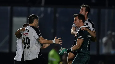 Léo Jardim, goleiro do Vasco, comemora com companheiros