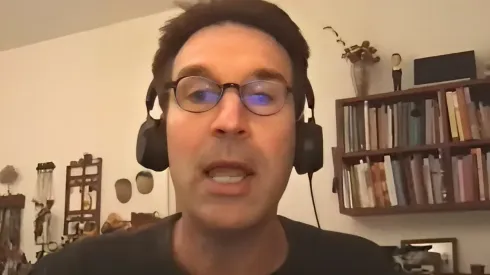 O jornalista Arnaldo Ribeiro acabou fazendo comentários polêmicos sobre o uso do gramado sintético no Brasil. Foto: Reprodução.