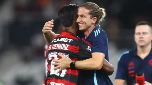 Filipe Luís, técnico do Flamengo, comemora triunfo sobre o Vasco com Bruno Henrique. Foto: Gilvan de Souza/Flamengo.